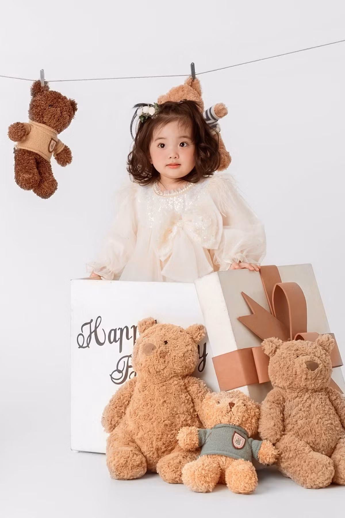 Không ít khoảnh khắc đời thường của bé được chia sẻ trên fanpage gia đình đã thu hút hàng chục nghìn lượt “thích” và bình luận yêu mến từ cộng đồng mạng.