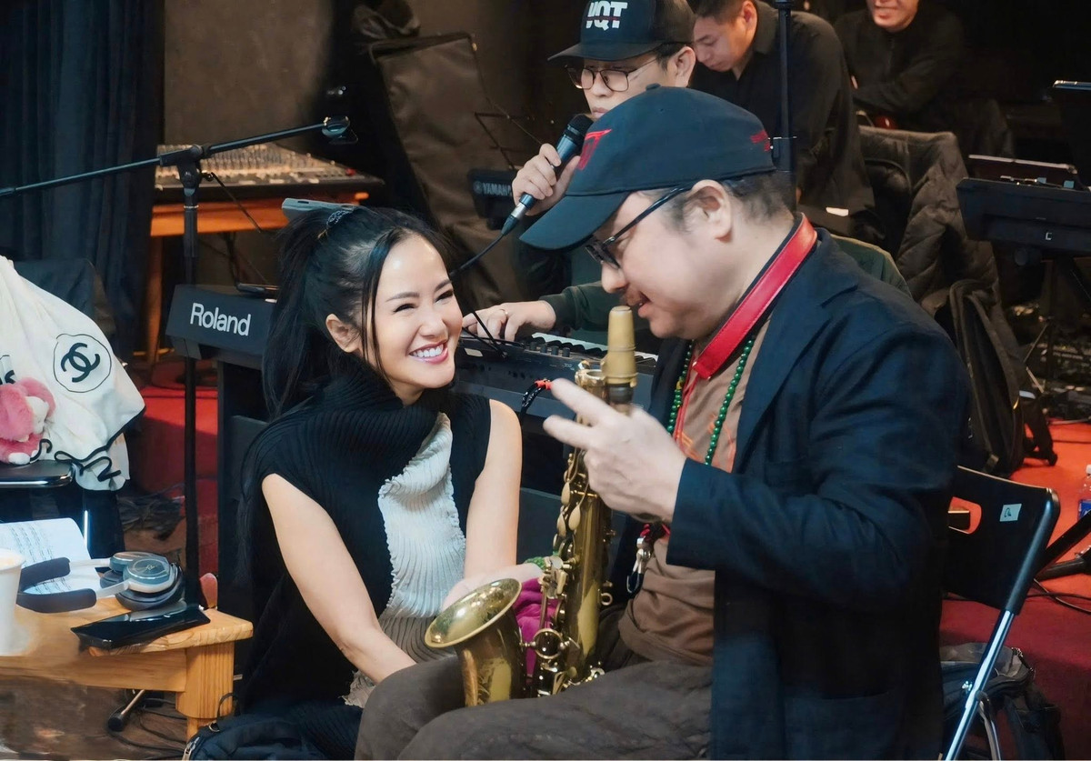 Ca sĩ Hồng Nhung tiết lộ bức ảnh hậu trường tập luyện cho show ca nhạc 'Về đây bốn cánh chim trời'. Cô bày tỏ sự tiếc nuối vì show bị hủy không lý do. Ảnh: FB Le Hong Nhung