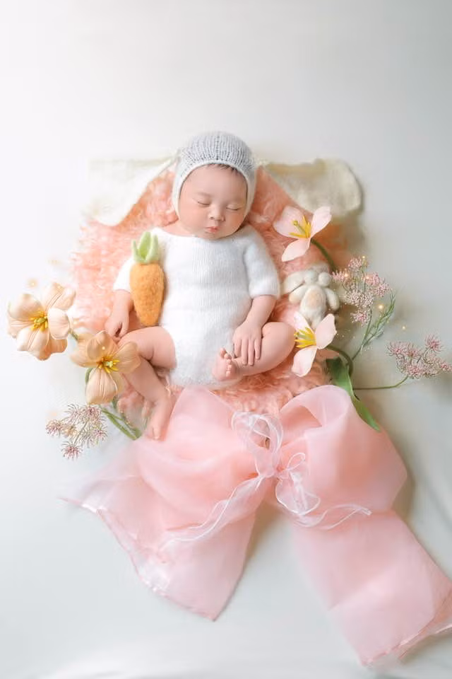 Cặp sao Phương Hằng - Anh Tâm khoe khoảnh khắc đáng yêu của con gái. Ảnh: FB Phương Hằng