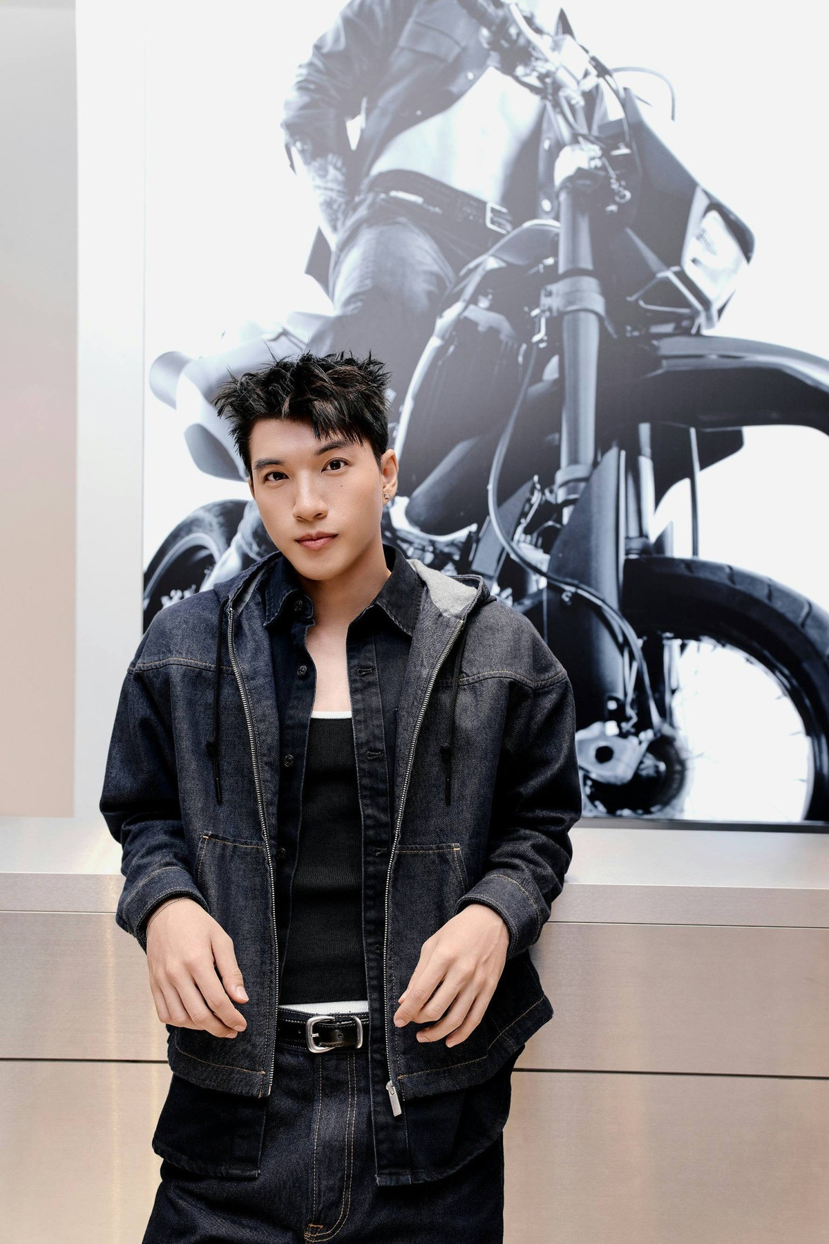 Hieuthuhai diện 'cây' denim dự sự kiện. Ảnh: FB HIEUTHUHAI