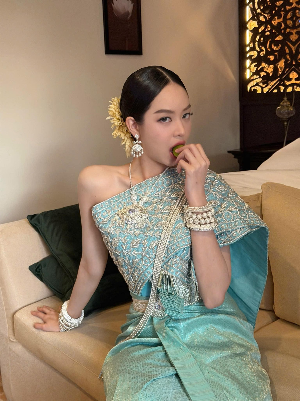 Tin tức sao Việt 25/10: Hoa hậu Thanh Thuỷ biểu cảm hài hước khi ăn nho. Ảnh: FB Huỳnh Thị Thanh Thủy