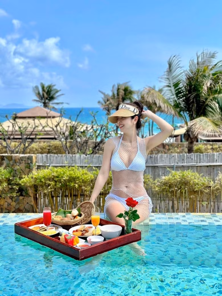 Đây là một trong những item được cô yêu thích trong các chuyến đi biển bởi tôn vinh được vóc dáng gợi cảm đồng thời thể hiện sự tự do, phóng khoáng. Ảnh: FB Jennifer Pham