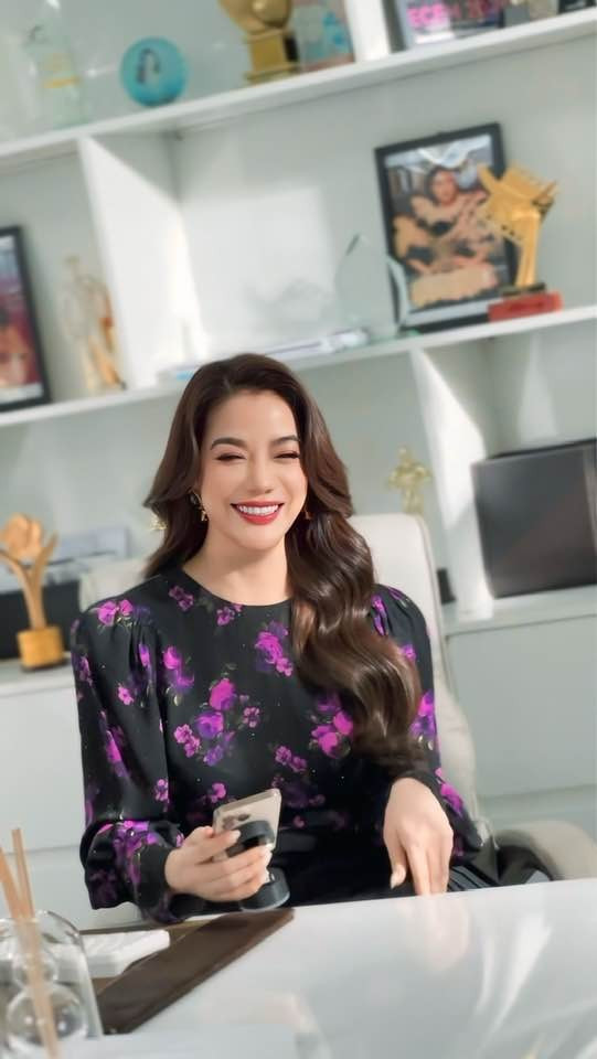 Trương Ngọc Ánh nở nụ cười và viết: "Khi bạn thực sự hạnh phúc". Ảnh: FB Trương Ngọc Ánh