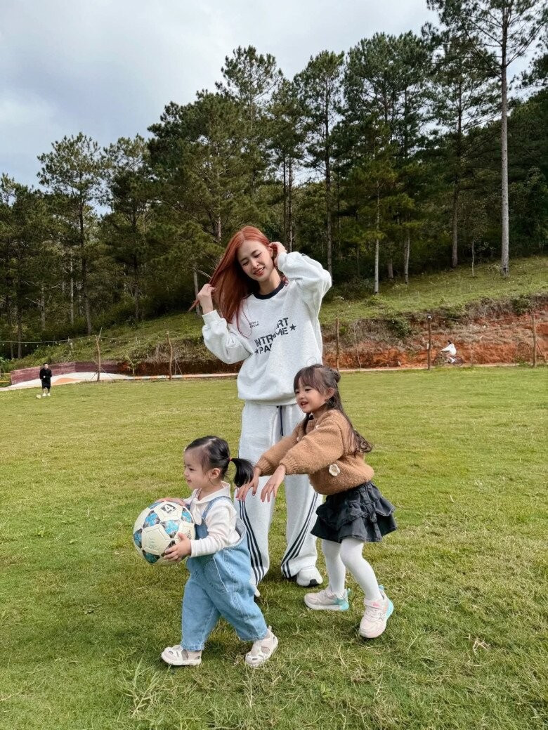 Con gái đầu lòng Winnie ngày càng ra dáng “tiểu thư”, xinh xắn và điệu đà. Cô bé sở hữu đôi chân dài thẳng tắp, phong thái tự tin và luôn thể hiện sự quan tâm, chăm sóc em gái.