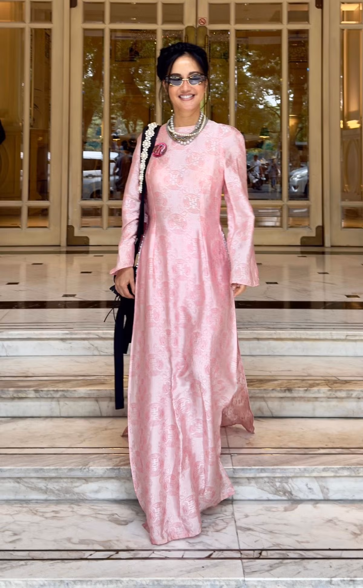 Diva Hồng Nhung diện áo dài màu hồng thướt tha, tham gia chiến dịch truyền thông nâng cao nhận thức về bệnh ung thư vú 2025 "Vì người phụ nữ tôi yêu". Ảnh: FB Le Hong Nhung