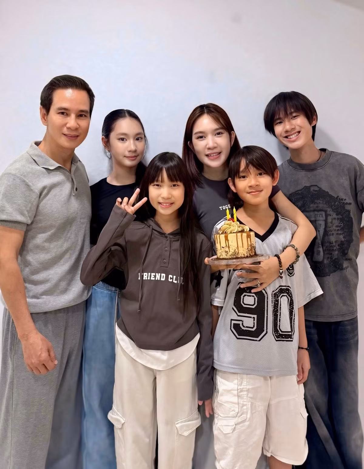 Điều gây chú ý hơn cả chính là diện mạo của Minh Hà trong những bức ảnh được đăng tải. Dù đã là mẹ của bốn nhóc tỳ, cô vẫn sở hữu làn da mịn màng, vóc dáng cân đối và phong cách thanh lịch.