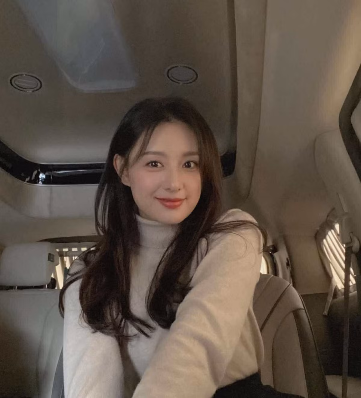 Gương mặt thanh tú, nụ cười trong sáng và làn da căng mịn, tươi trẻ giúp nữ diễn viên luôn giữ được phong độ nhan sắc ổn định suốt hơn một thập kỷ hoạt động nghệ thuật.