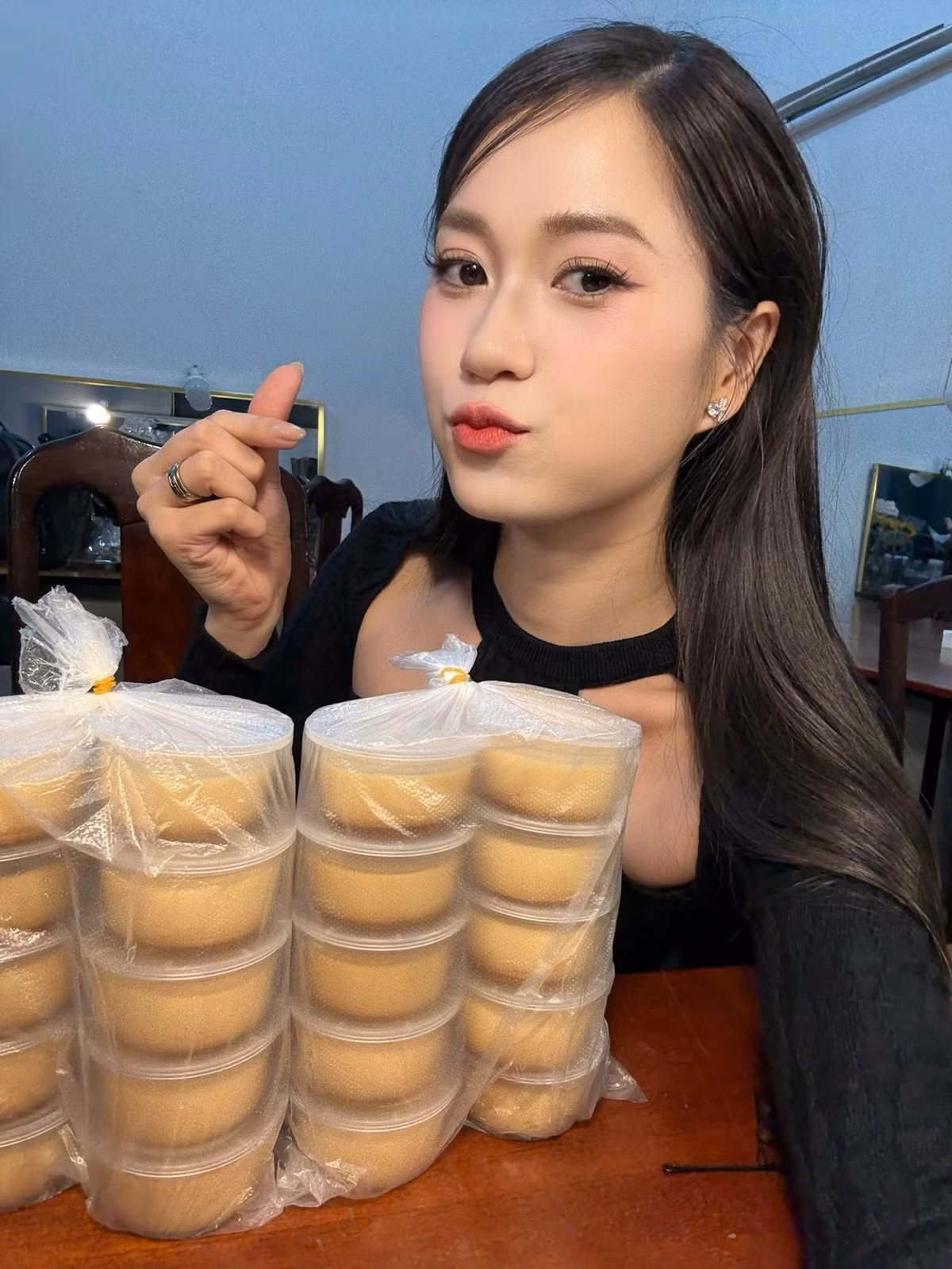 Tuy nhiên, trong khoảng một năm trở lại đây, nữ diễn viên đã có sự thay đổi rõ rệt. Cô thường xuyên chia sẻ những hình ảnh mới trên mạng xã hội với phong cách thời trang trẻ trung, hiện đại và thần thái tự tin.