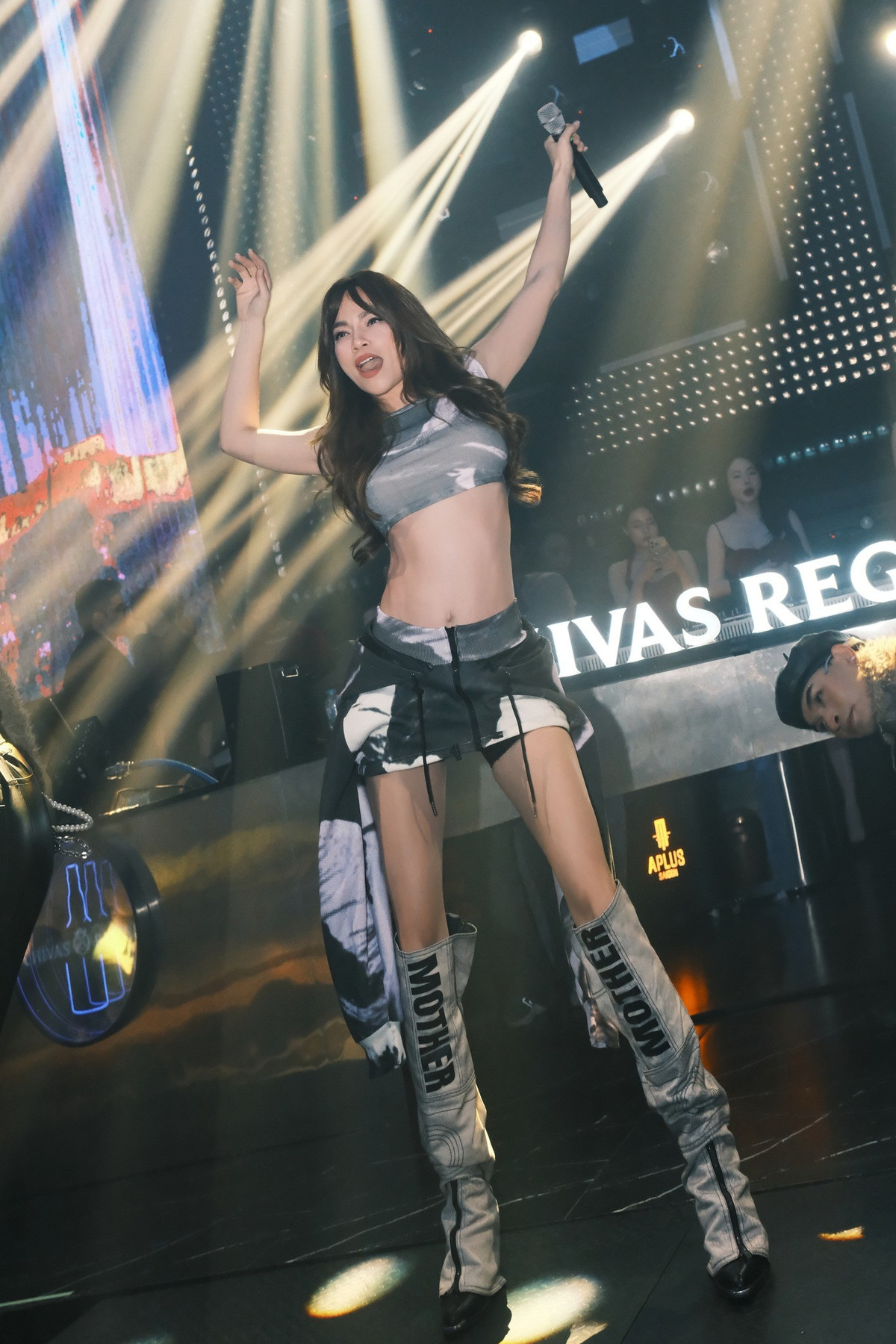 Tin tức sao Việt 1/2/2026: Ca sĩ Hồ Ngọc Hà mặc váy siêu ngắn, croptop khoe trọn vòng hai săn chắc trong một buổi biểu diễn ở quán bar. Ảnh: FB Ho Ngoc Ha