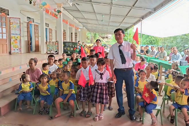 Học sinh vùng lũ Nghệ An hân hoan khai giảng năm học mới