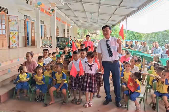 Học sinh vùng lũ Nghệ An hân hoan khai giảng năm học mới