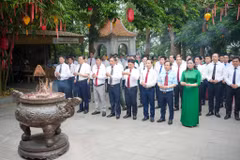 Đoàn đại biểu Cụm số 9 dâng hương tưởng niệm các Vua Hùng