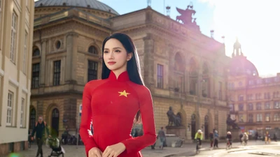 Hương Giang khoe sắc với áo dài đỏ, fan rần rần trước thềm Miss Universe