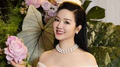 Giáng My tuổi U60 vẫn "đốt mắt" với đầm xẻ khoe ngực đầy