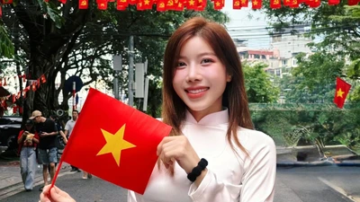 Trang Pháp diện áo dài trắng diễu hành A80, được khen trẻ trung như nữ sinh