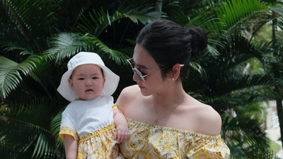 Á hậu Tú Anh và con gái ngọt ngào trong khoảnh khắc mặc đồ đôi
