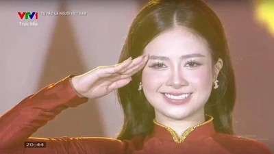Nhan sắc nữ ca sĩ gây sốt với khoảnh khắc chào cờ trên sóng truyền hình