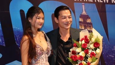 Bảo Tiên - con gái của Trần Bảo Sơn diện váy xẻ sâu tôn vòng một, dự tiệc mừng đóng máy phim điện ảnh do bố đạo diễn. Ảnh: FB Tran Bao Son