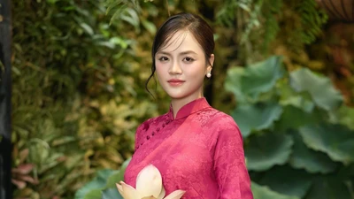 Thu Quỳnh tham gia diễu hành A80 gây chú ý bởi nhan sắc, xuất thân đặc biệt