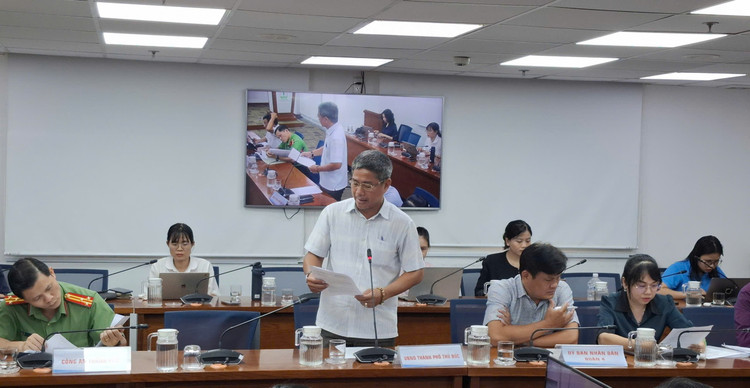Ông Nguyễn Quang Chi – Phó Phòng Giao thông công chính, UBND TP Thủ Đức – đã cung cấp thông tin liên quan đến thực trạng và giải pháp chống ngập tại khu vực chợ Thủ Đức. Ảnh: Hữu Thông z6604943144728-9f4566c71a98bcc7ecdf64227d325cac.jpg