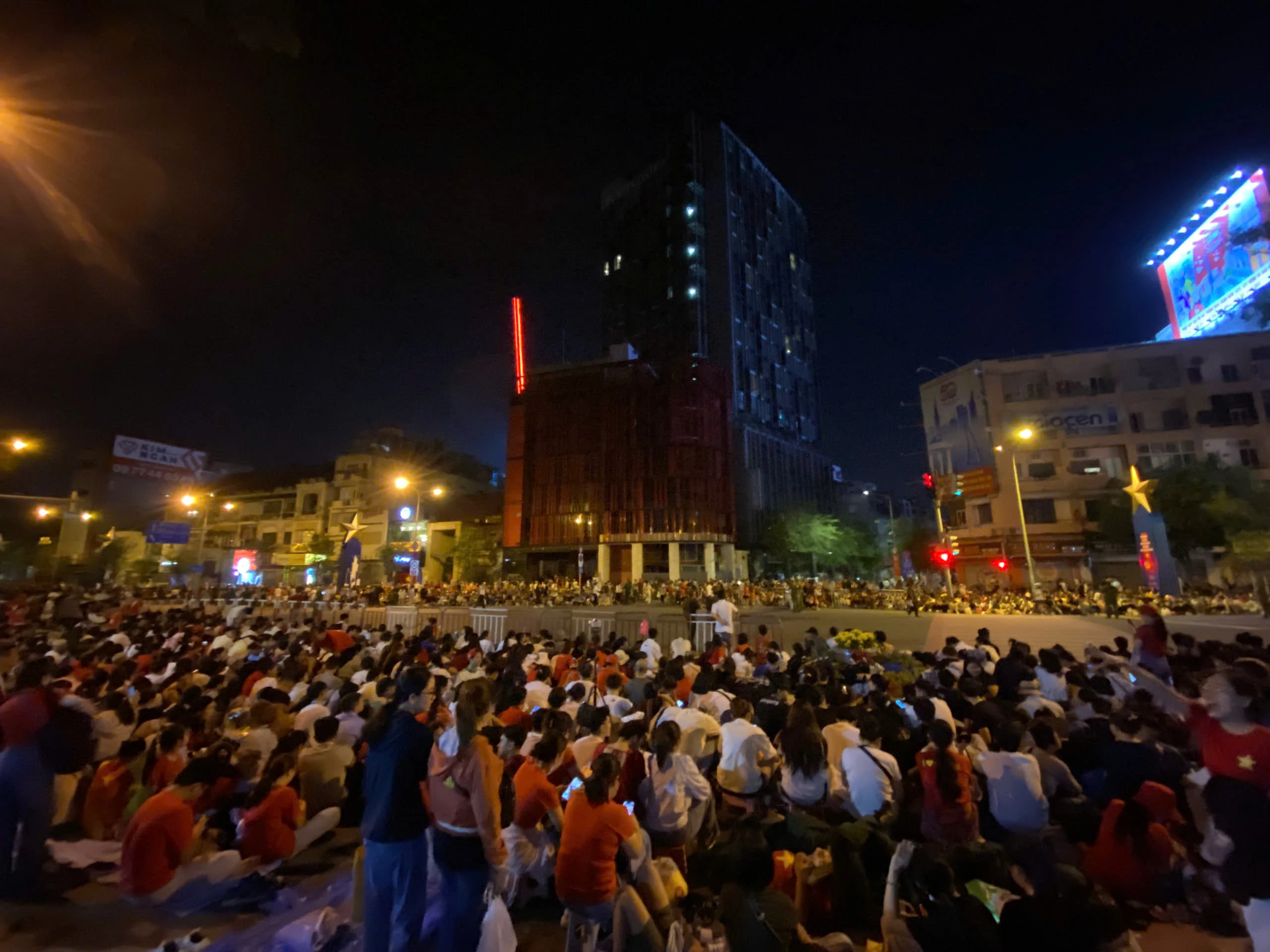 Hàng nghìn người xếp hàng từ 3h sáng chờ xem tổng duyệt diễu binh 30/4