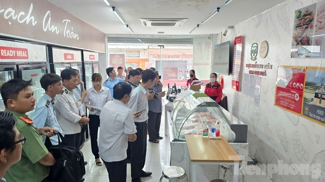 Chiều 30/5, lực lượng chức năng kiểm tra cửa hàng Fresh Shop Mỹ Xuyên của C.P. Việt Nam. Ảnh: Nhật Huy. Chiều 30/5, lực lượng chức năng kiểm tra cửa hàng Fresh Shop Mỹ Xuyên của C.P. Việt Nam. Ảnh: Nhật Huy.
