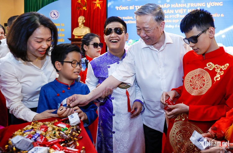 Tổng Bí thư chia kẹo, chung vui với các em học sinh khuyết tật. to-lam-8.jpg