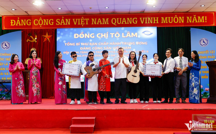 Tổng Bí thư Tô Lâm tặng quà và 2 cây đàn guitar cho hai trường. to-lam-6.jpg