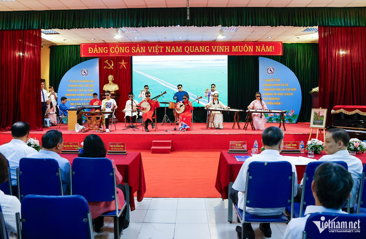 Các em học sinh khuyết tật biểu diễn văn nghệ chào mừng Tổng Bí thư Tô Lâm và đoàn. to-lam-13.jpg