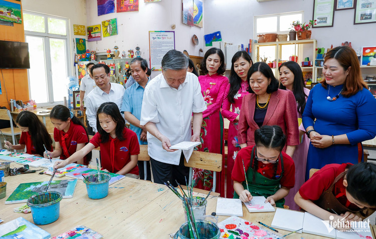 Tổng Bí thư Tô Lâm tham quan ngôi nhà nghệ thuật dành cho học sinh khiếm thị của trường. to-lam-9.jpg