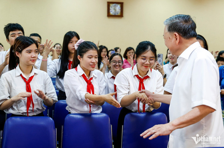 ổng Bí thư ân cần hỏi thăm các em học sinh. to-lam-2.jpg
