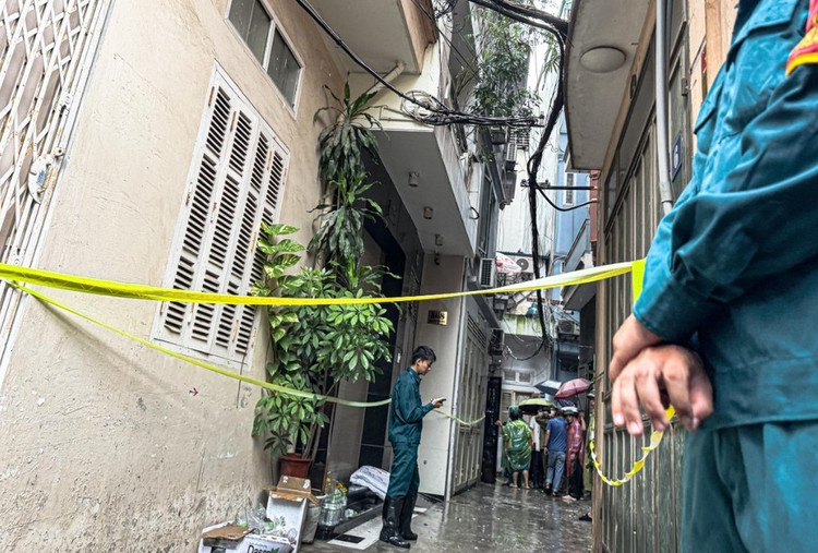 Lực lượng chức năng phong tỏa hiện trường để tiến hành khám nghiệm. Ảnh ĐH