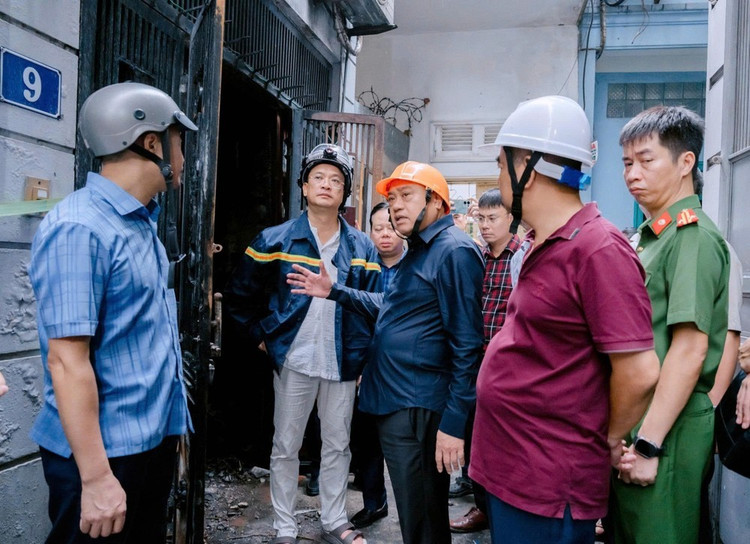 Lãnh đạo UBND thành phố Hà Nội tới trực tiếp hiện trường vụ cháy. Ảnh TP