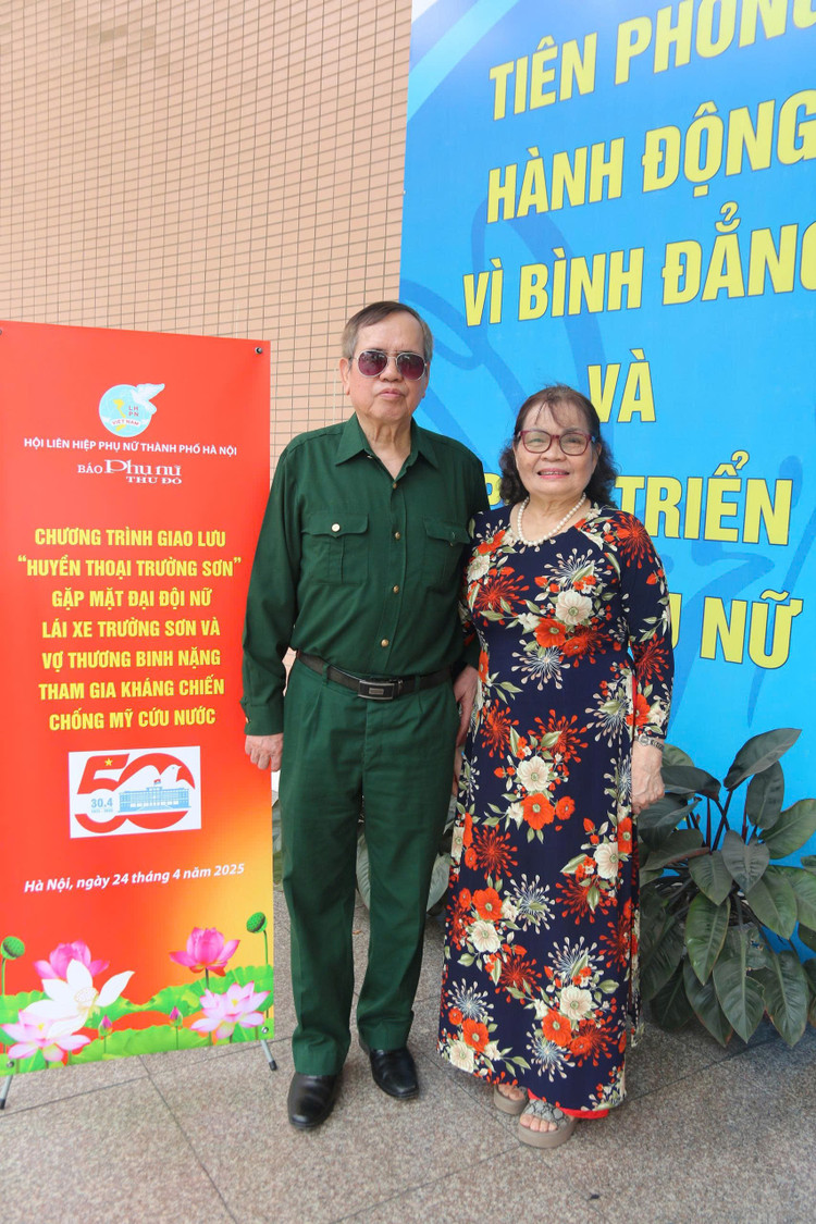 Mấy chục năm qua, bà Song đã luôn là đôi mắt, điểm tựa cho chồng. thuong-binh-2.jpg
