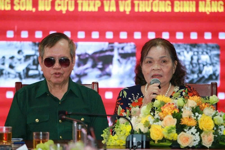 Hai ông bà tham gia chương trình “Huyền thoại Trường Sơn” do Hội LHPN thành phố Hà Nội và Báo Phụ nữ Thủ đô tổ chức thuong-binh-1.jpg