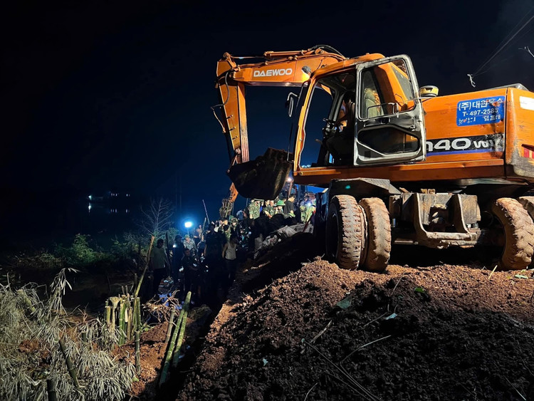 Giữa đêm khuya, người dân các thôn của xã Mỹ Thái cùng lực lượng hỗ trợ vẫn đang nỗ lực gia cố, quyết tâm giữ đê