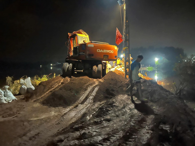 Các lực lượng chức năng và nhân dân tham gia hộ đê tại Bắc Ninh