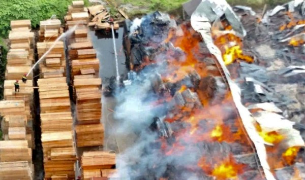 Khoảng 3.000m2 nhà xưởng cùng nguyên liệu bị cháy và đổ sập.