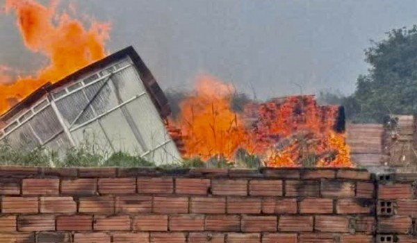 Ngọn lửa bao trùm toàn bộ khu xưởng.