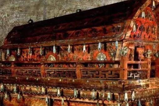 Công nhân đào hồ chứa nước tìm thấy mộ cổ đầy ắp báu vật