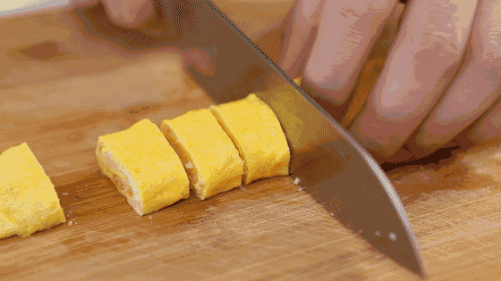 Trứng hấp chín, bạn cắt ra thành từng miếng như hình.