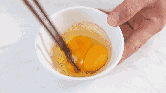 Bước 4: Hai quả trứng còn lại, bạn lấy ra đánh vào bát...