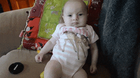 Trò phun nước bọt cực dễ thương của bé sơ sinh, khiến các ông bố bà mẹ thích thú.