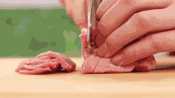 Với thịt bò, bạn hãy đặt con dao nghiêng, thái các miếng thịt mỏng và to bản.