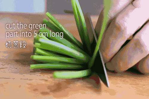 Cắt hành lá. Cắt hành lá dài đều 5 cm như hình trên nhé.