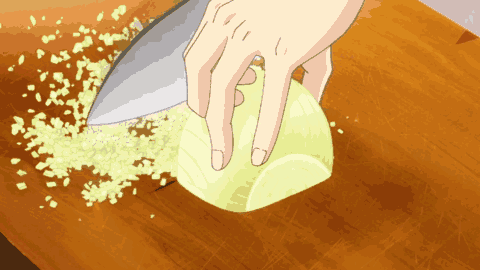 Thái bắp cải. Hãy bỏ lớp lá bên ngoài rồi bổ đôi cây bắp cải ra. Sau đó, bạn dùng dao để cắt bỏ phần lõi ở hai phần bắp cải. Cuối cùng, bạn đặt bắt cải úp xuống mặt thớt rồi dùng dao thái như hình trên.