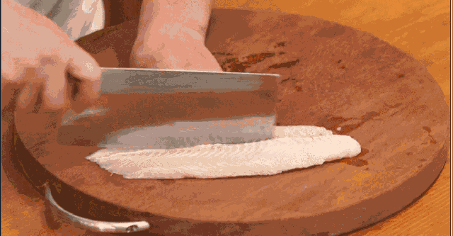 Thái thịt cá. Trước tiên, bạn nên đặt phần da của miếng cá áp xuống bề mặt thớt, sau đó dùng con dao sắc rạch nhẹ miếng thịt cá phi lê sao cho không đứt da rồi nhẹ nhàng gỡ bỏ phần xương giữa miếng thịt cá. Cuối cùng, bạn cầm con dao nghiêng một chút để thái miếng thịt cá theo thớ ngang.