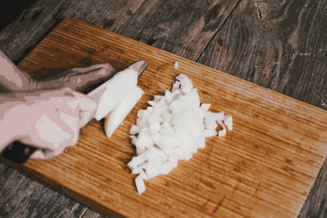 Còn khi cắt thịt mỡ, bạn sẽ thấy khá khó cắt vì chúng ta hay bị trượt tay và có thể bị đứt tay. Mẹo nhỏ đó là bạn nên cất miếng thịt mỡ vào ngăn tủ lạnh khoảng chừng 30-40 phút (thời gian để tủ lạnh tùy thuộc vào miếng thịt) trước khi đem ra thái. Đừng để miếng thịt đông đá hoàn toàn nhé.