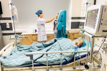 Đau bụng, vật vã người phụ nữ 67 tuổi viêm phúc mạc do thủng tạng rỗng