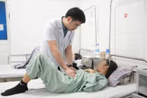 Tê tay chân, đau bụng, người phụ nữ nguy kịch do u tuyến thượng thận 